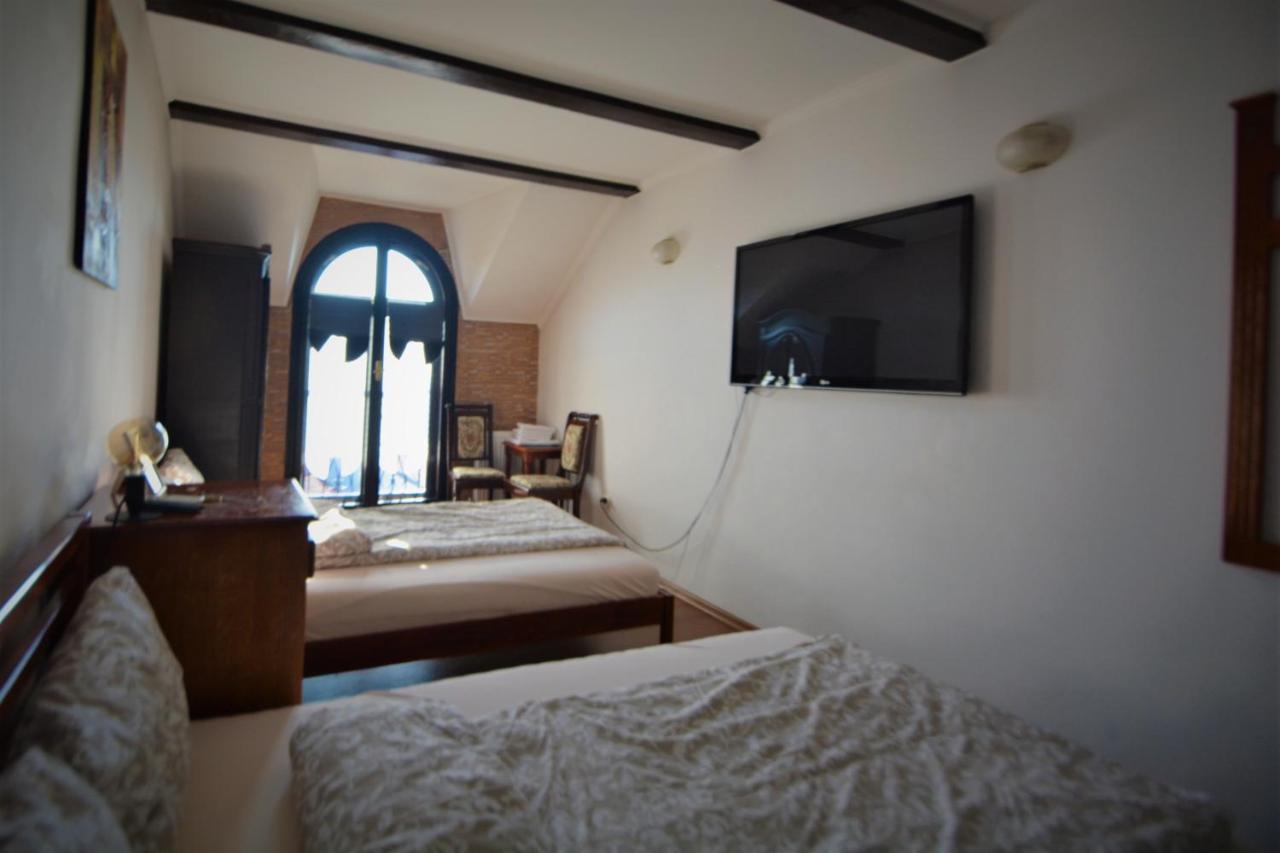 Gala - Guesthouse Орадя Экстерьер фото